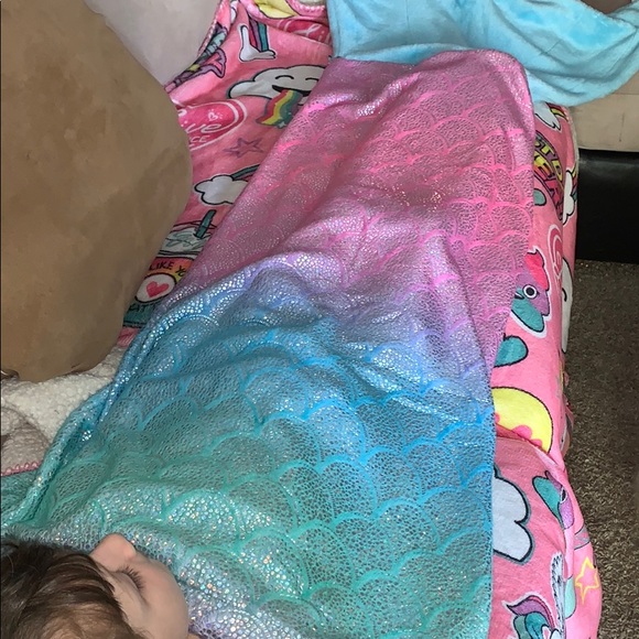 Mermaid tail blanket - Picture 3 of 3